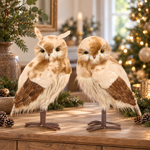Set 2 Gufi Decorativi in Pelliccia Sintetica Marrone e Crema – Goodwill, 50cm in ambientazione natalizia