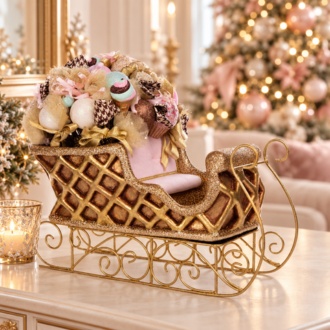 Slitta Natalizia Decorativa Candy Waffle Oro e Rosa – Goodwill, 46cm in ambientazione natalizia