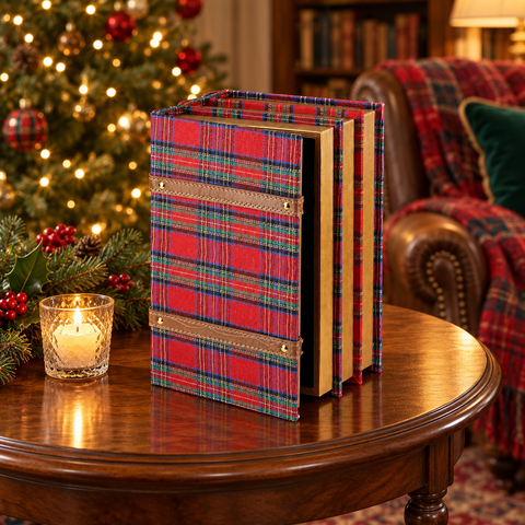 Scatola Portaoggetti a Forma di Libro in Tessuto Tartan Rosso, Verde e Blu – Goodwill, 30cm in ambientazione natalizia