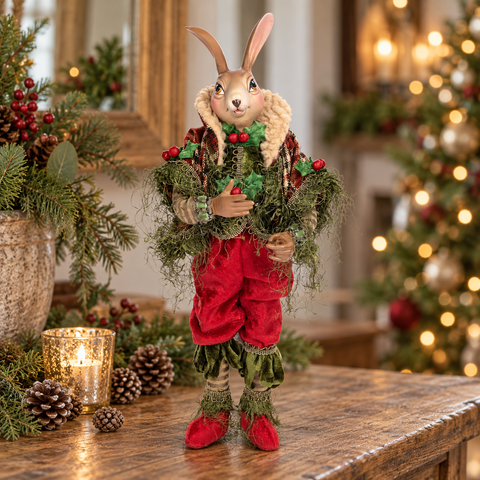 Coniglio Natalizio Decorativo Woodland in Velluto Rosso e Verde – Goodwill, 36cm in ambientazione natalizia