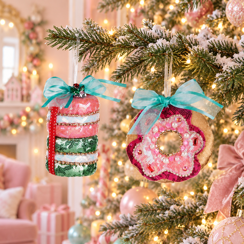 Macaron e donut Goodwill con paillettes da 11 cm ambientati sull’albero natalizio