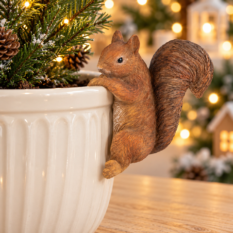 Scoiattolo Appendivaso Decorativo in Resina – Goodwill, 12,5cm in ambientazione natalizia