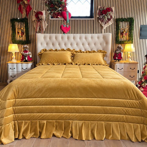 Trapunta matrimoniale in velluto con balza plissettata colore Oro Scuro – Kaluka Shabby Chic
