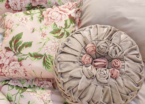 Cuscino arredo Sylvia 45x45 cm – Fantasia floreale con pizzo
