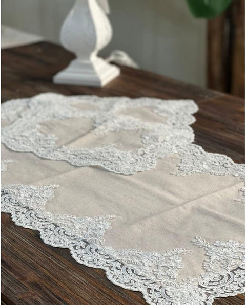 Three rebrodè doilies in linen.