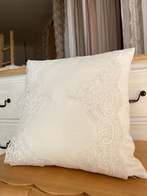 Rebrodè decorative cushion