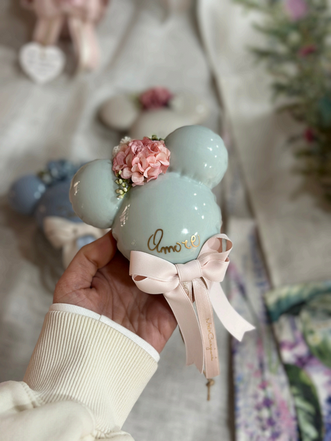 Mickey Mouse in Ceramica Artigianale con Fiori e Scritte Personalizzate - Mata Creazioni