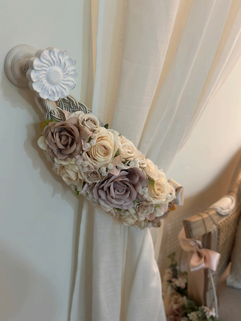 Embracing Queen Couple