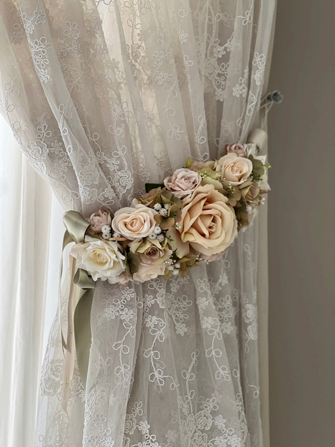 Embracing Queen Couple