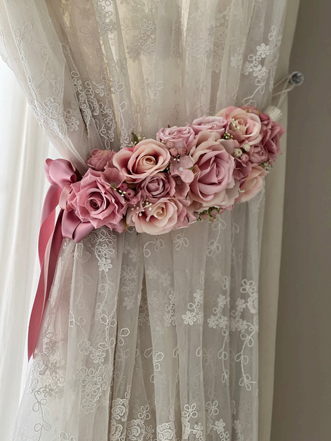 Embracing Queen Couple