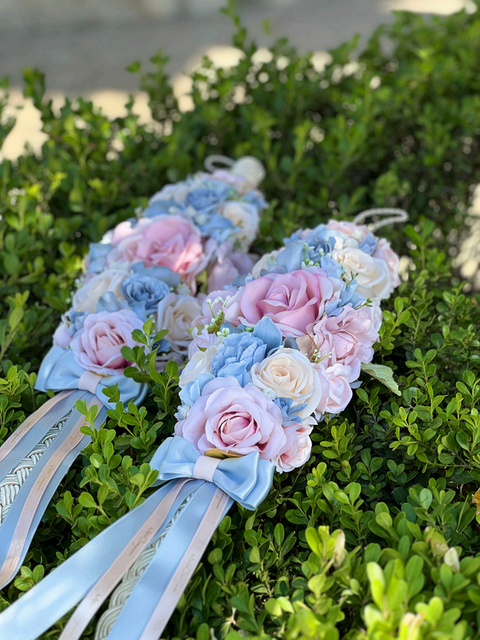 Embracing Queen Couple