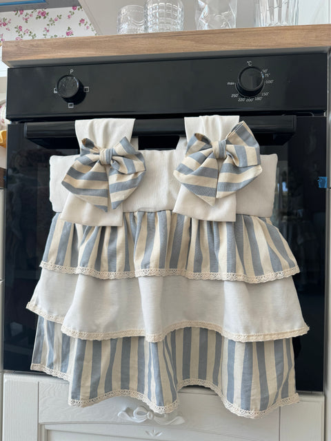Copriforno artigianale a balze con fiocchi – Eleganza shabby chic in cucina