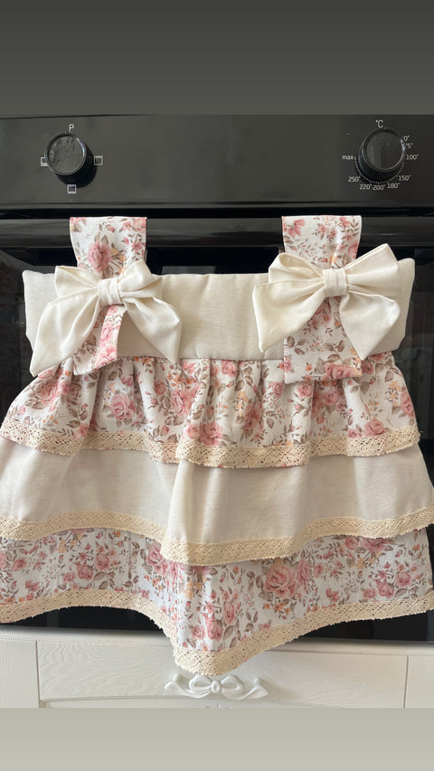 Copriforno artigianale a balze con fiocchi – Eleganza shabby chic in cucina