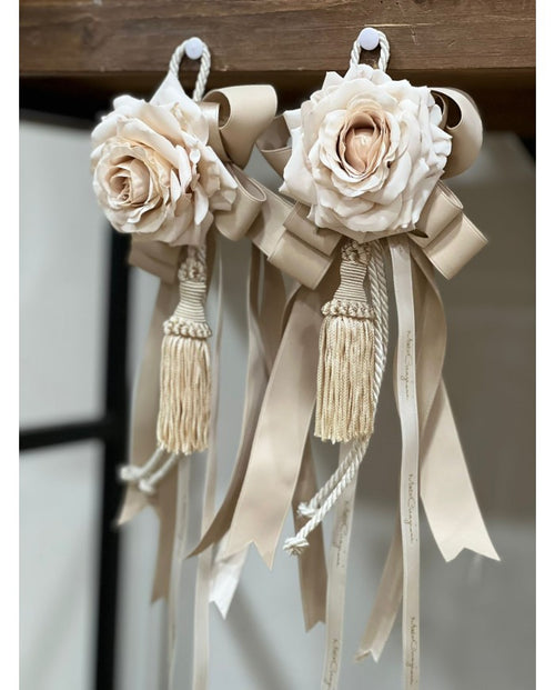 Nappa Mignon con Rosa, Nastro e Pendente – Mata Creazioni, 20 cm