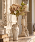 Peonia artificiale con bocciolo beige in brocca di ceramica