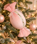 Decorazione Natalizia Caramella Rosa Chiaro e Bianca in Tessuto Vellutato – Goodwill, 37cm — ambientazione natalizia