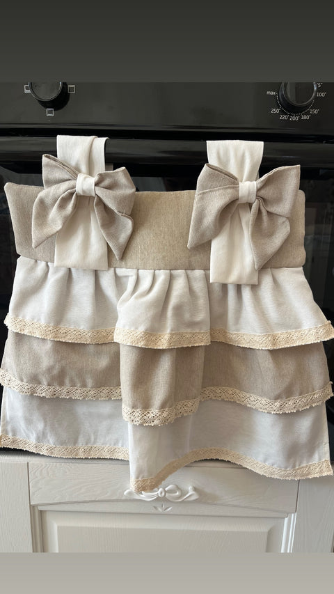 Copriforno artigianale a balze con fiocchi – Eleganza shabby chic in cucina