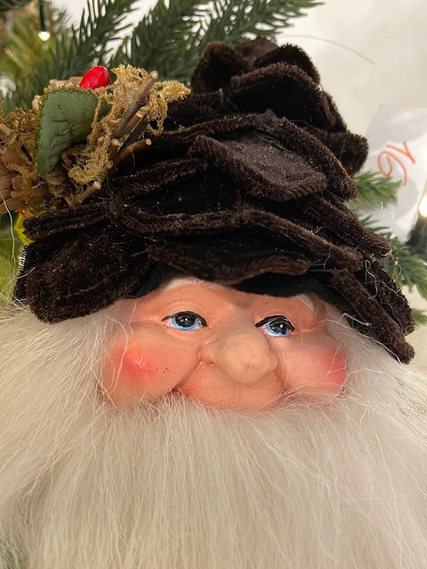 GNOME DOLL WITH SNOWY GNOMIES PINE CONE