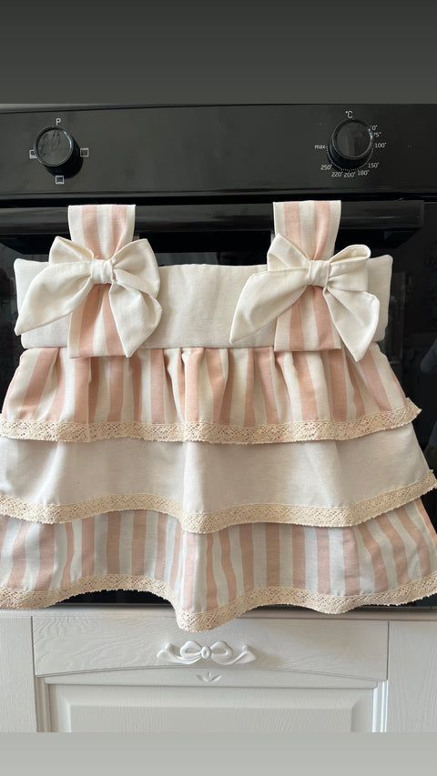 Copriforno artigianale a balze con fiocchi – Eleganza shabby chic in cucina