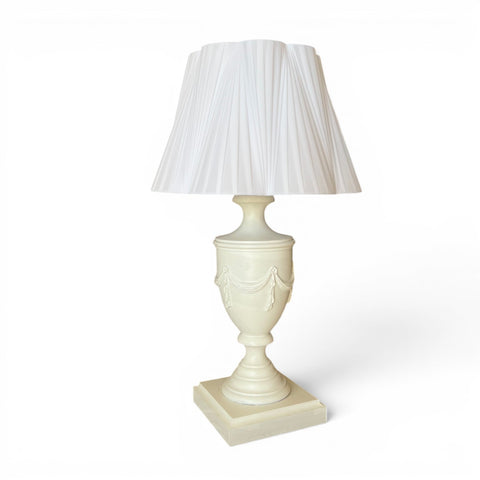 Lampada da Tavolo Shabby Chic in Legno con Paralume Plissettato - 45x71cm