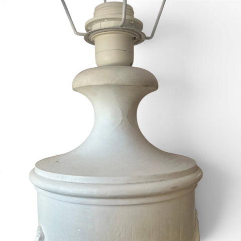 Lampada da Tavolo Shabby Chic in Legno con Paralume Plissettato - 45x71cm