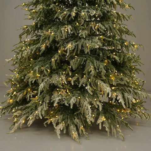 Albero di Natale Courmayeur Innevato Slim con Luci LED – 1200 / 1600 / 2000 LED – Fino a 19.955 Tips