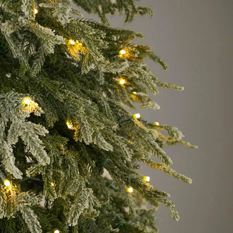 Albero di Natale Courmayeur Innevato Slim con Luci LED – 1200 / 1600 / 2000 LED – Fino a 19.955 Tips