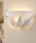 Applique classica Be Light Esse bianco e argento ambientata in un soggiorno shabby chic