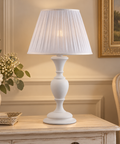 Lampada da Tavolo Shabby Chic in Legno Bianco o Avorio e Foglia Oro – Bonetti Illumina Fiorenza, 1 Luce ambientata
