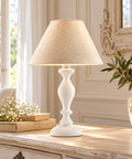 Lampada da Tavolo Shabby Chic in Legno e Ferro Bianco o Tortora – Bonetti Illumina Cascina, 1 Luce ambientata