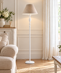 Lampada da Terra Shabby Chic in Legno e Ferro Bianco o Tortora – Bonetti Illumina Cascina, 1 Luce, Ø45 cm ambientata