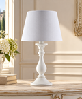 Lampada da Tavolo Shabby Chic in Legno Bianco Shabby o Oro Antico – Bonetti Illumina Lucca, 1 Luce ambientata