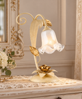 Lampada da Tavolo Shabby Chic in Ferro Bianco Shabby o Avorio Decapé – Bonetti Illumina Cesto, 1 Luce, Ø25 cm ambientata
