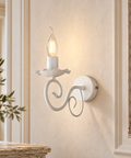 Applique Shabby Chic in Ferro Bianco Shabby o Nero e Rame – Be Light Alma, 1 Luce ambientata
