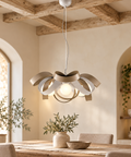 Lampada a Sospensione Country Chic in Ferro Bianco e Tortora o Grigio – Be Light Primula, 4 Luci, Ø66 cm ambientata