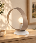 Lampada da Tavolo Country Chic in Ferro Bianco e Tortora o Grigio – Be Light Primula, 1 Luce, Ø19 cm ambientata