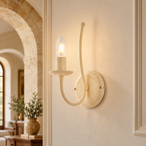 Applique Vintage in Ferro Avorio Decapé o Marrone e Oro – Be Light Botte, 1 Luce ambientata