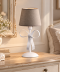 Lampada da Tavolo Shabby Chic in Ferro Bianco con Paralumi Tortora – Be Light Lucy, 1 Luce, Ø16 cm ambientata