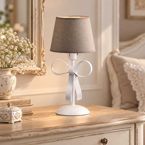 Lampada da Tavolo Shabby Chic in Ferro Bianco con Paralumi Tortora – Be Light Lucy, 1 Luce, Ø16 cm ambientata