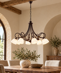 Lampadario Vintage in Ferro Nero Ruggine o Avorio Decapé con Vetri Alabastro – Be Light Dallas, 1, 2, 3, 5 e 8 Luci ambientata