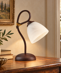Lampada da Tavolo Vintage in Ferro Nero Ruggine o Avorio Decapé con Vetri Alabastro – Be Light Dallas, 1 Luce, Ø23 cm ambientata