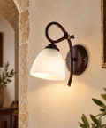 Applique Vintage in Ferro Nero Ruggine o Avorio Decapé con Vetri Alabastro – Be Light Dallas, 1 Luce ambientata