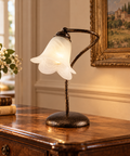 Lampada da Tavolo Vintage in Ferro Marrone o Avorio e Oro con Vetri Alabastro – Be Light Alice, 1 Luce, Ø25 cm ambientata