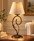 Lampada da Tavolo Vintage in Ferro Marrone o Avorio e Oro con Paralumi Effetto Juta – Be Light Vienna, 1 Luce, Ø16 cm ambientata