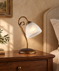 Lampada da Tavolo Vintage in Ferro Marrone o Avorio e Oro con Vetri Alabastro – Be Light Forgiato, 1 Luce, Ø23 cm ambientata