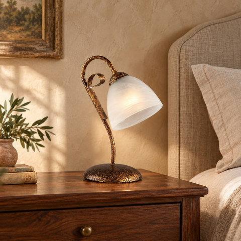 Lampada da Tavolo Vintage in Ferro Marrone o Avorio e Oro con Vetri Alabastro – Be Light Forgiato, 1 Luce, Ø23 cm ambientata