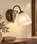 Applique Vintage in Ferro Marrone o Avorio e Oro con Vetri Alabastro – Be Light Forgiato, 1 Luce ambientata