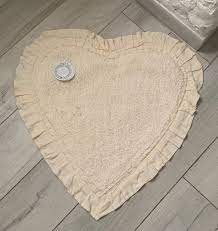 Heart rug with frills