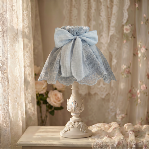 Lampada da Tavolo con Paralume in Pizzo Rococò Azzurro - 40cm