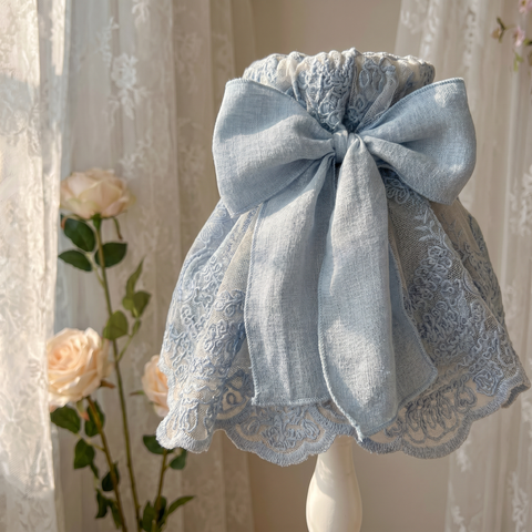 Lampada da Tavolo con Paralume in Pizzo Rococò Azzurro - 40cm